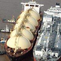 En medio del alza sideral de precios por la guerra, el gobierno maniobra para trasladar el costo del GNL importado al usuario