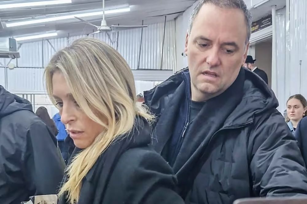 Adorni no puede explicar c�mo se pag� el viaje de su esposa a Nueva York y le llueven denuncias