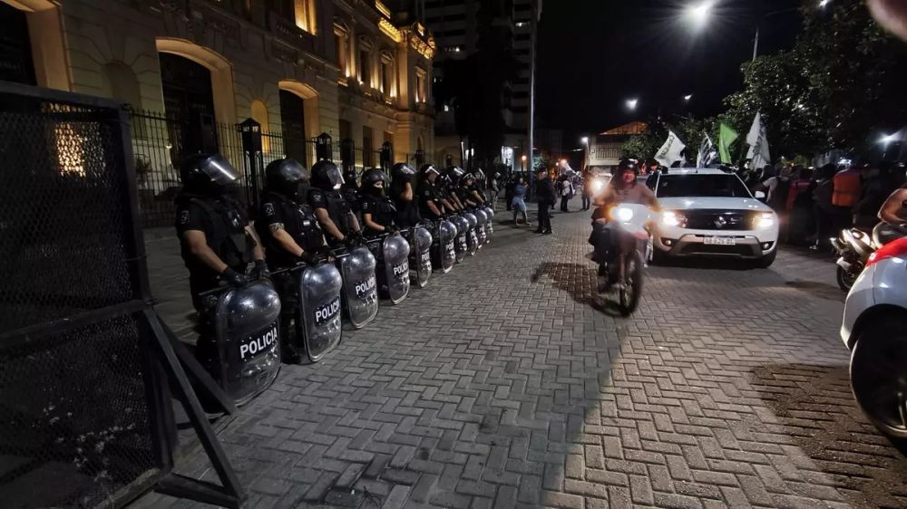 La tensi�n estall� en las calles: protestas masivas de estatales en cuatro provincias aliadas de Milei por reclamos salariales