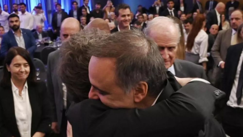 Silencio por $LIBRA y abrazo con Adorni: Milei reapareci� en medio de un gobierno en jaque