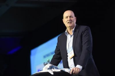 Federico Sturzenegger desregul� la vacunaci�n antiaftosa y rompi� la mesa de enlace