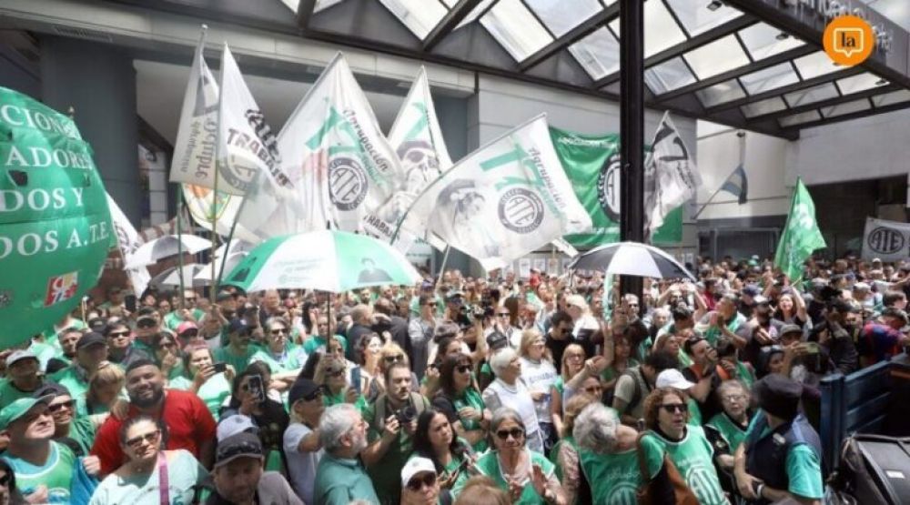 El Gobierno filtr� el posible desguace de la Secretar�a de Trabajo con el despido de todo su personal y los trabajadores responden con un abrazo al edificio de Alem