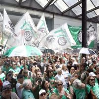 El Gobierno filtr� el posible desguace de la Secretar�a de Trabajo con el despido de todo su personal y los trabajadores responden con un abrazo al edificio de Alem