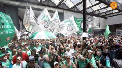 El Gobierno filtr� el posible desguace de la Secretar�a de Trabajo con el despido de todo su personal y los trabajadores responden con un abrazo al edificio de Alem