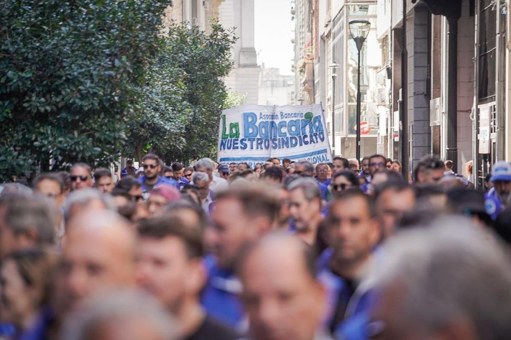 La Bancaria se declara en alerta por despidos y cierre de sucursales en todo el pa�s