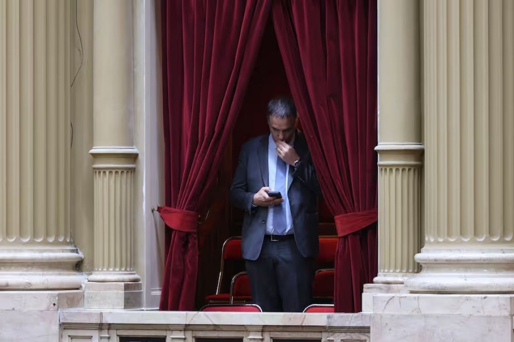 Manuel Adorni retrasa su informe sobre la gesti�n en el Congreso y la oposici�n pide interpelarlo por los viajes