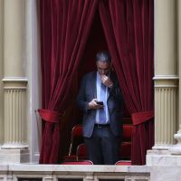 Manuel Adorni retrasa su informe sobre la gesti�n en el Congreso y la oposici�n pide interpelarlo por los viajes