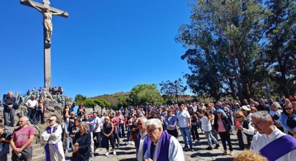Multitudinaria peregrinaci�n al Calvario de Tandil