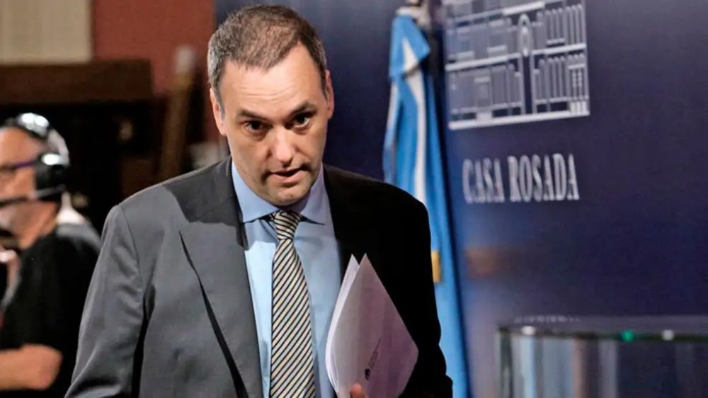 Conferencias, fotos e hiperactividad: Adorni obligado a exponerse para preservar su rol en el Gobierno