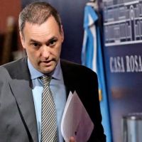 Conferencias, fotos e hiperactividad: Adorni obligado a exponerse para preservar su rol en el Gobierno