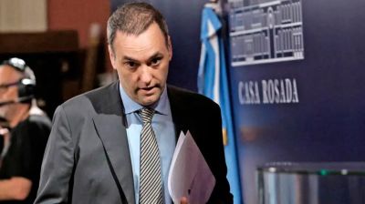 Conferencias, fotos e hiperactividad: Adorni obligado a exponerse para preservar su rol en el Gobierno