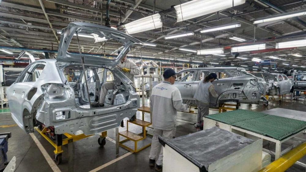 Por la ca�da de la demanda, Stellantis paralizar� por completo por otras dos semanas su planta de El Palomar que produce para Peugeot y Citro�n