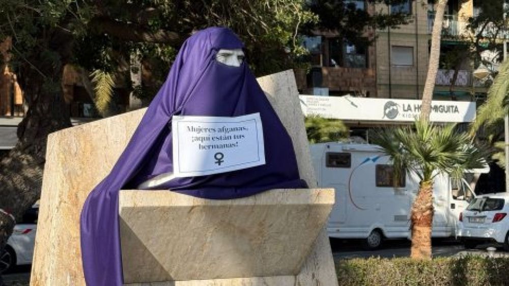 Las estatuas masculinas de Almer�a amanecen con un burka morado