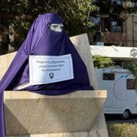 Las estatuas masculinas de Almer�a amanecen con un burka morado