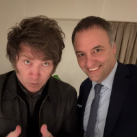 Milei se pone al frente de la defensa de Adorni y lo suma a un acto por Malvinas en una nueva muestra de respaldo