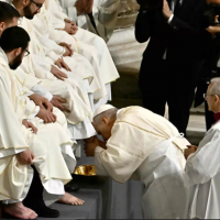 Vuelta a la tradici�n: Le�n XIV le lav� los pies a 12 curas y llam� a los cat�licos a servir a los oprimidos