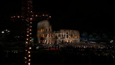 V�a Crucis: Cristo anula el mal con el amor. Quien abusa del poder responder� a Dios