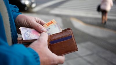 La capacidad de compra de los salarios se redujo un 17% entre febrero y marzo medido en litros de nafta