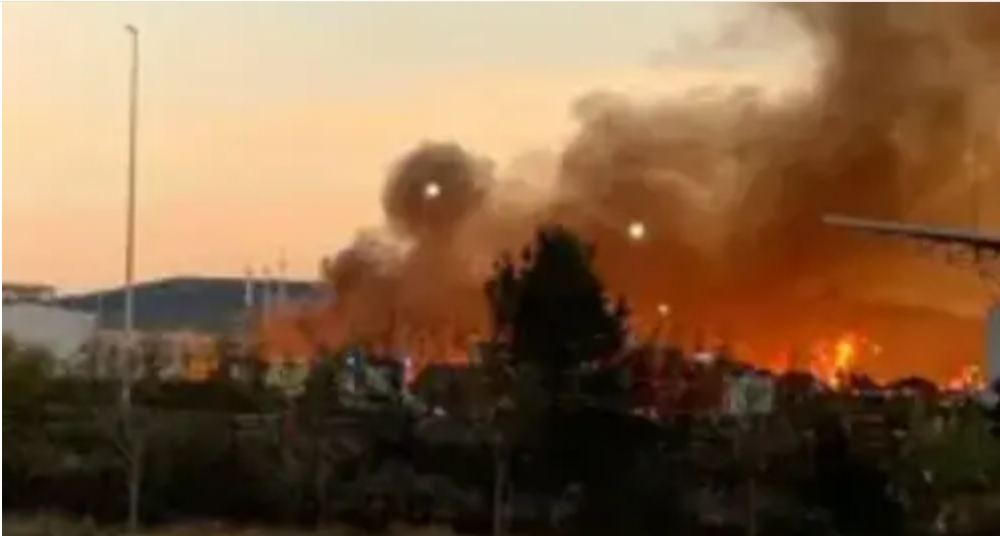 Gran incendio en el PTR de La Cartuja Baja que se ve desde la Z-40: llamas en la empresa Urbaser