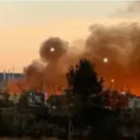 Gran incendio en el PTR de La Cartuja Baja que se ve desde la Z-40: llamas en la empresa Urbaser