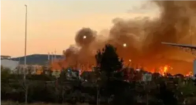 Gran incendio en el PTR de La Cartuja Baja que se ve desde la Z-40: llamas en la empresa Urbaser