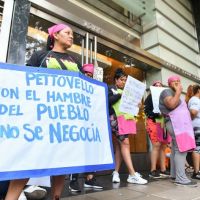 Menos subsidios, motosierra a planes sociales y vouchers en el limbo: la olla a presi�n de la protesta