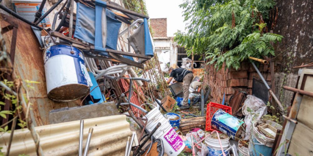 La Unidad de Riesgo Sanitario extrajo 213 toneladas de residuos en una casa abandonada en pleno barrio San Mart�n