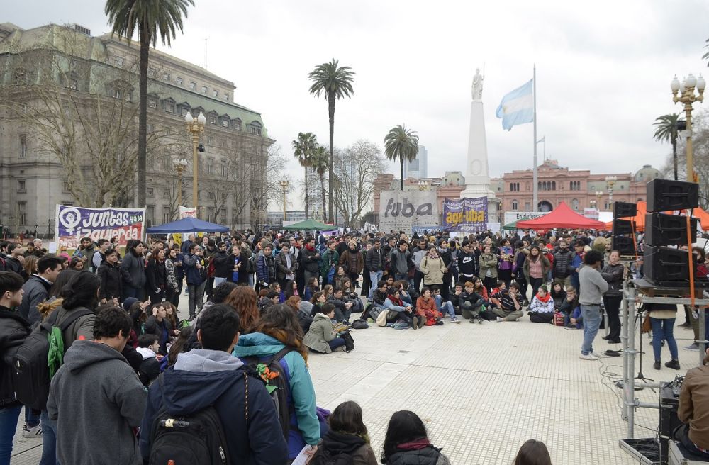 Sin paro, docentes universitarios dan clases p�blicas frente a la Casa Rosada