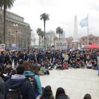 Sin paro, docentes universitarios dan clases p�blicas frente a la Casa Rosada