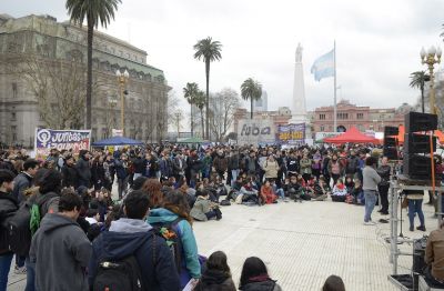 Sin paro, docentes universitarios dan clases p�blicas frente a la Casa Rosada