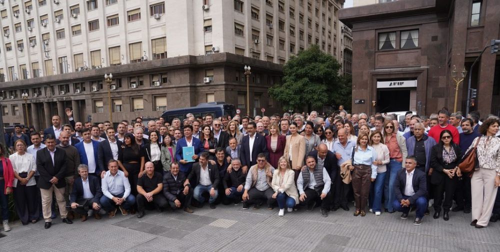 Intendentes peronistas marcharon a Casa Rosada por el aumento de nafta y las obras paralizadas
