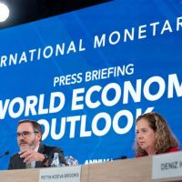 El FMI recorta el crecimiento a 3,5% y sube el pron�stico de inflaci�n a 30%