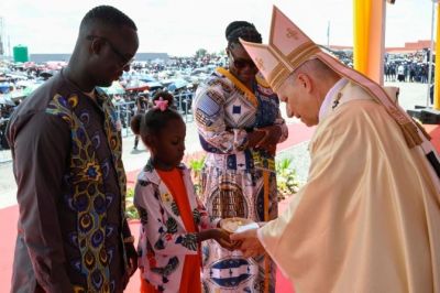 El Papa alerta en su �ltima Misa en Angola sobre reducir a Cristo a �un gur� o un amuleto de la suerte�