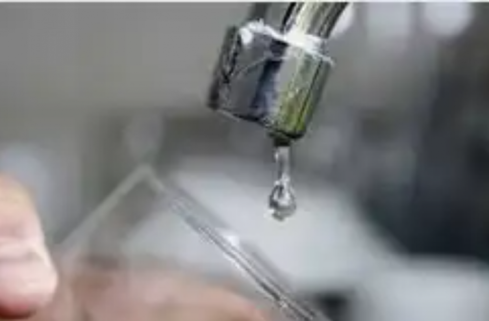 Garup�: tras detectarse fuga de agua potable en red de distribuci�n realizan trabajos t�cnicos en el servicio