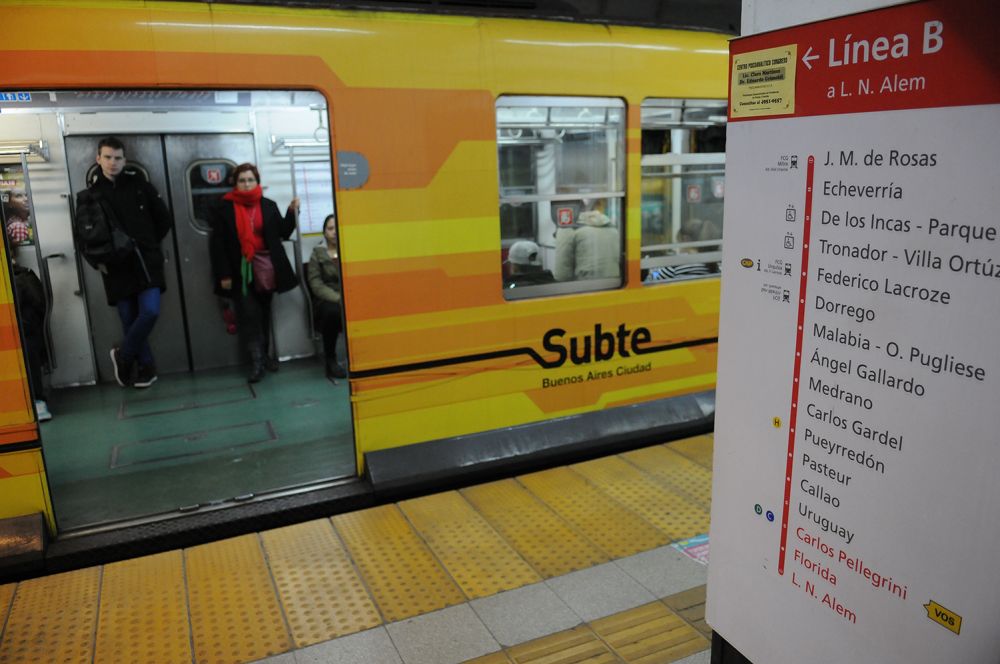 Liberan molinetes de la L�nea B por el despido de una trabajadora del Subte