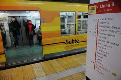 Liberan molinetes de la L�nea B por el despido de una trabajadora del Subte