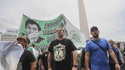 Estatales denuncian salarios congelados y movilizan al Ministerio de Desregulaci�n en rechazo al ajuste