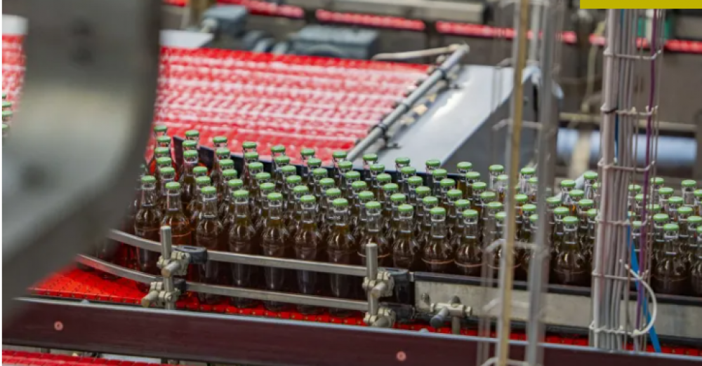 La embotelladora CCEP eleva casi un 7 % sus ingresos hasta marzo