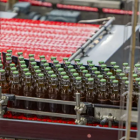 La embotelladora CCEP eleva casi un 7 % sus ingresos hasta marzo