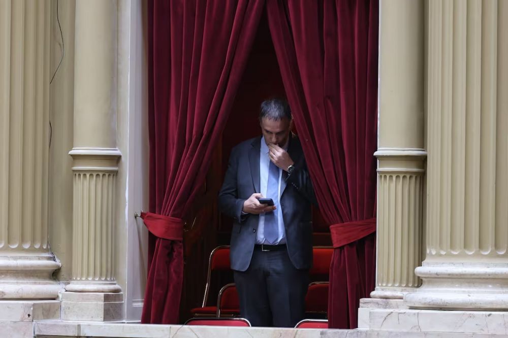 Manuel Adorni se enfrenta al interrogatorio de Diputados con el apoyo de Milei y la militancia libertaria