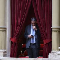 Manuel Adorni se enfrenta al interrogatorio de Diputados con el apoyo de Milei y la militancia libertaria