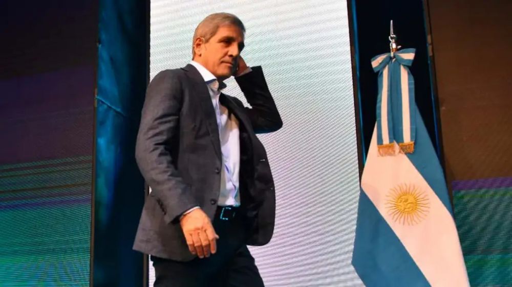 Con la m�xima de no despedir, Luis Caputo se prepara aplicar recortes en todos los Ministerios
