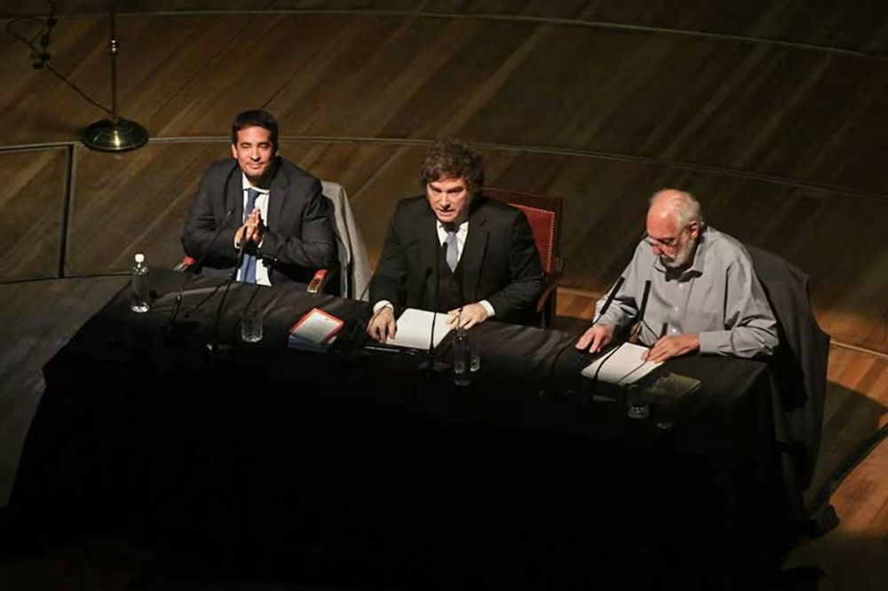 La trastienda del acto: la advertencia por el �exterminio� de Europa, el abrazo con Caputo y un grito que incomod� a Milei