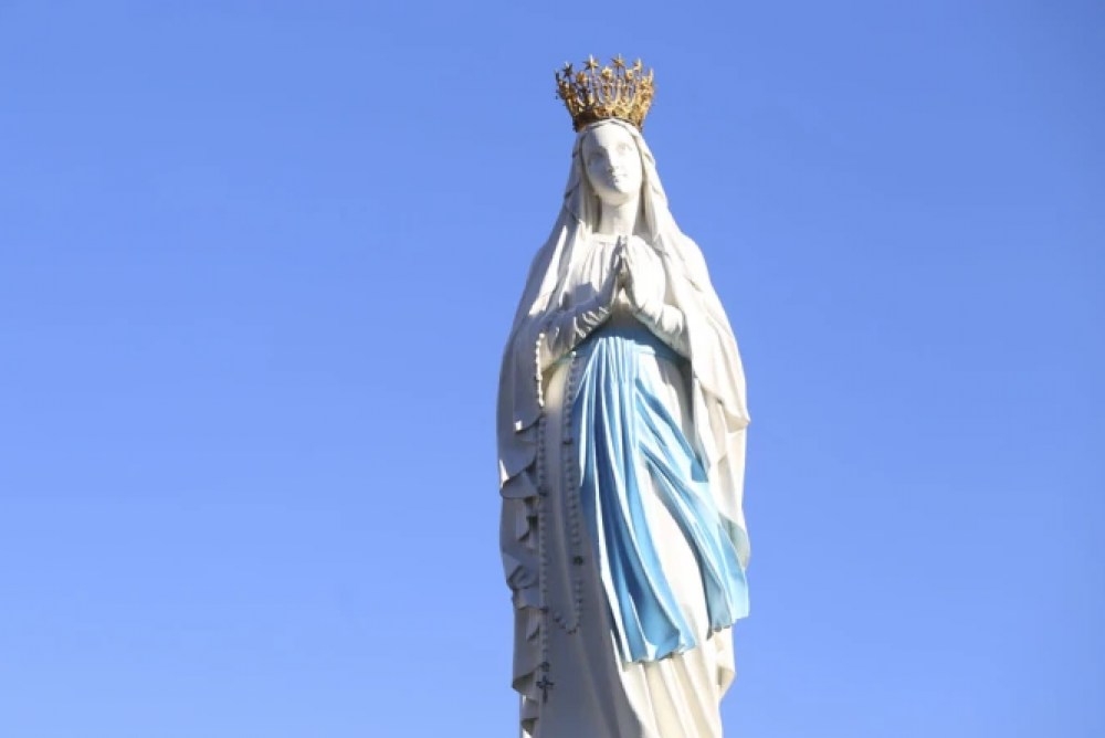 Lourdes celebra 150 a�os de la coronaci�n de la Virgen con claveles que evocan sus rosas doradas