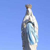Lourdes celebra 150 a�os de la coronaci�n de la Virgen con claveles que evocan sus rosas doradas