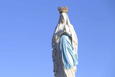 Lourdes celebra 150 a�os de la coronaci�n de la Virgen con claveles que evocan sus rosas doradas