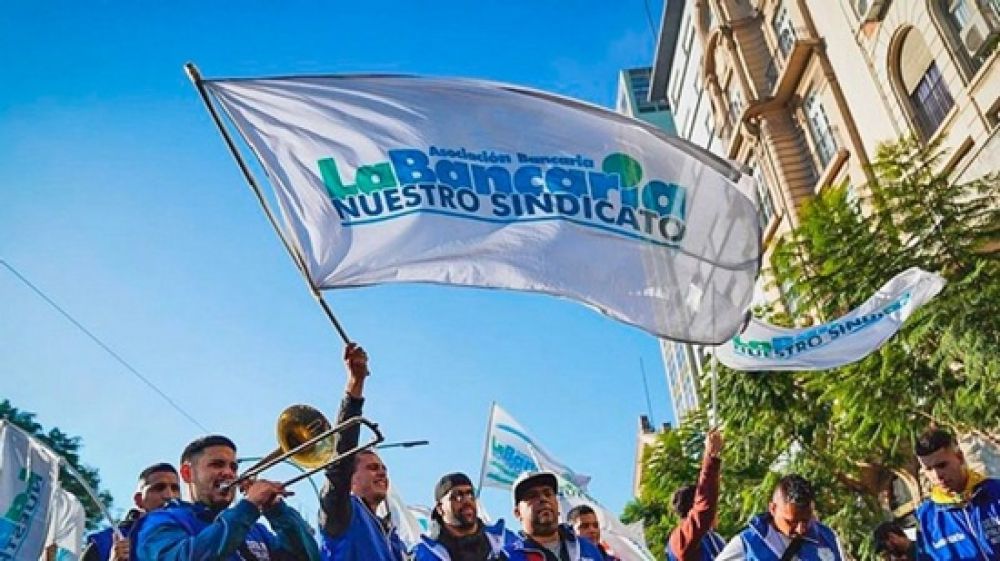 La Bancaria amenaza con profundizar el plan de lucha por el cierre de 12 tesorer�as del BCRA y advierte sobre p�rdida de puestos de trabajo