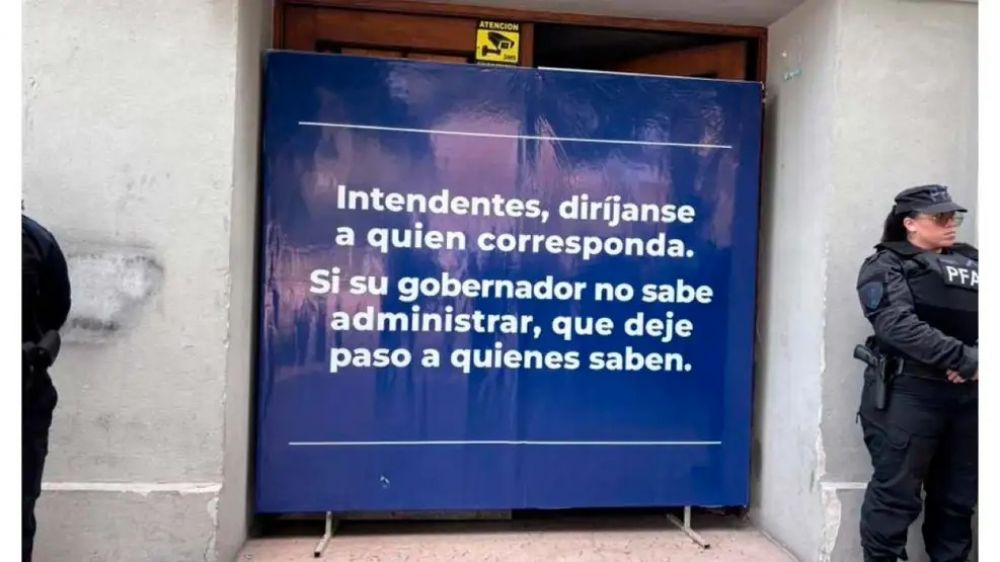 Los intendentes fueron a reclamar y Pettovello, con un cartel en la puerta, los mand� a quejarse con los gobernadores