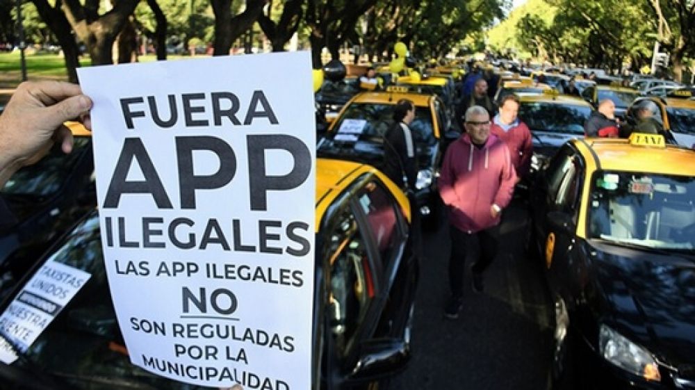 La Justicia fall� a favor del Sindicato de Peones de Taxis y mand� al Gobierno porte�o a regular las aplicaciones de transporte de pasajeros