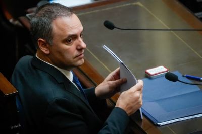 El Gobierno refuta las acusaciones contra Adorni, pero no logra dejar atr�s el caso y afecta a la gesti�n